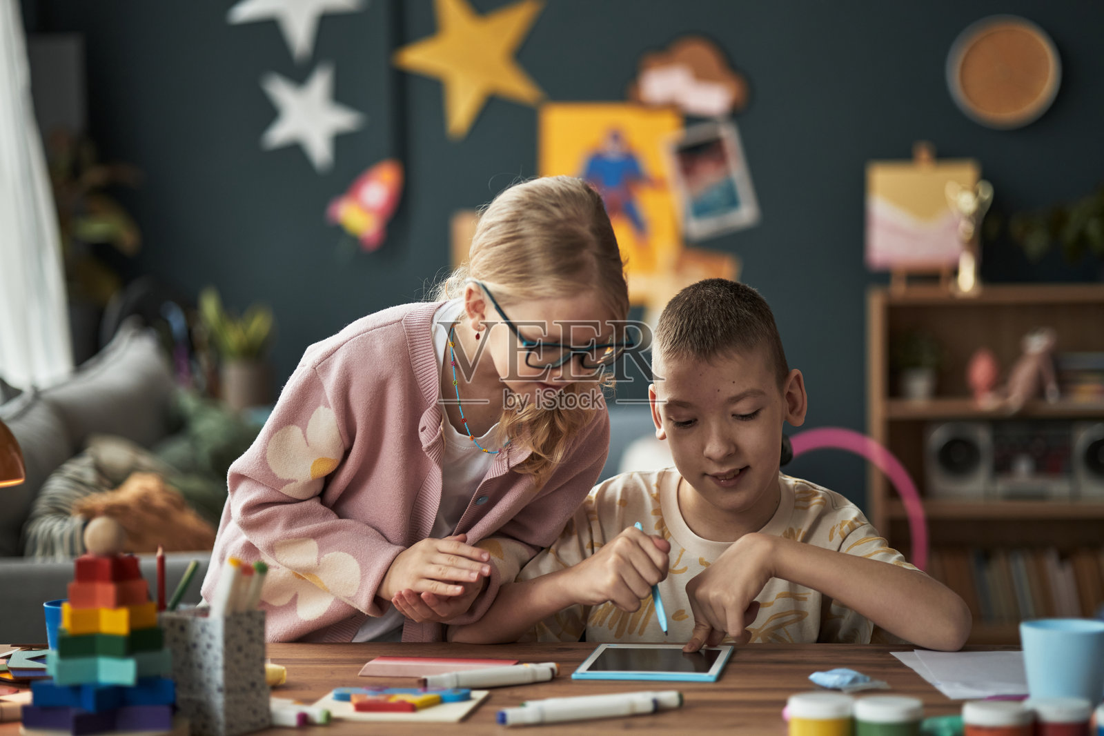 孩子们在色彩缤纷的教室里合作进行艺术项目照片摄影图片