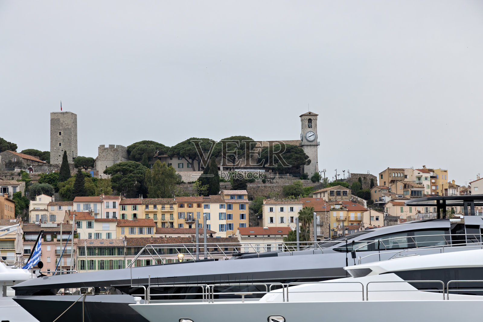 戛纳，俯瞰海港的城堡景观照片摄影图片