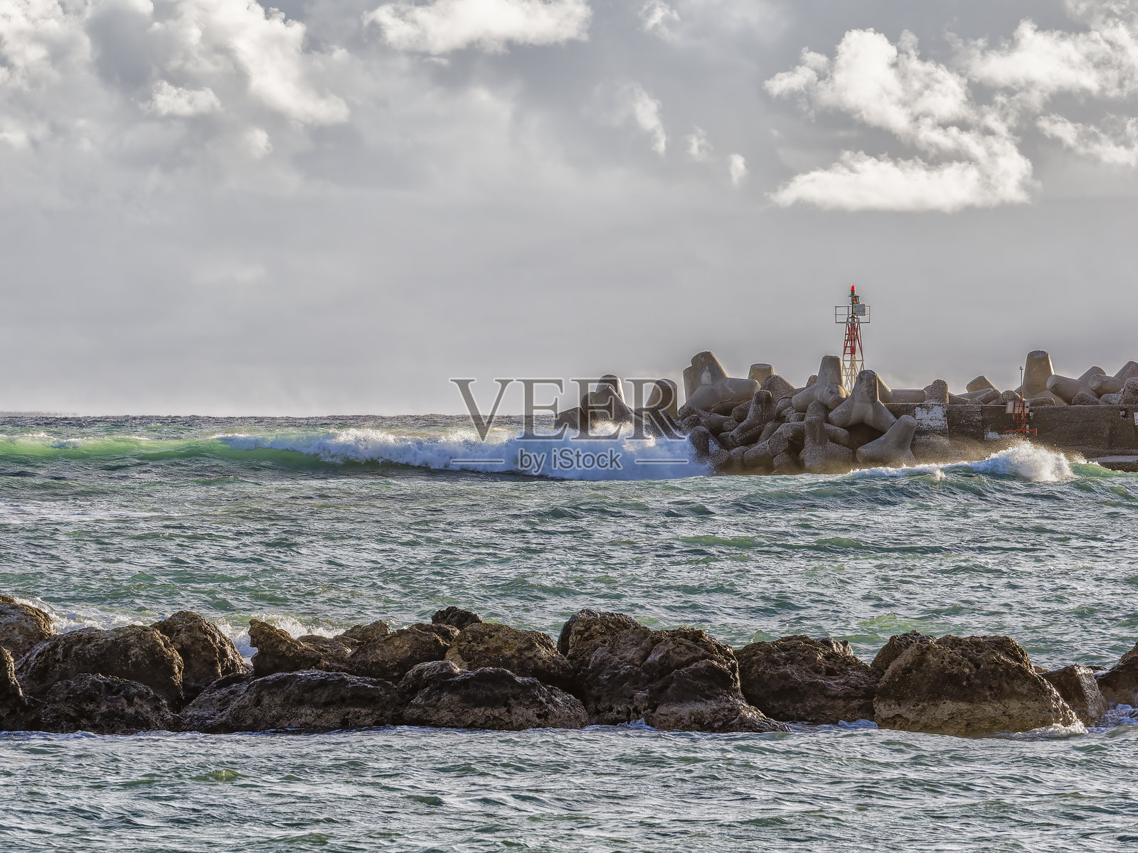 希腊伊拉佩特拉的海浪拍打岸边照片摄影图片