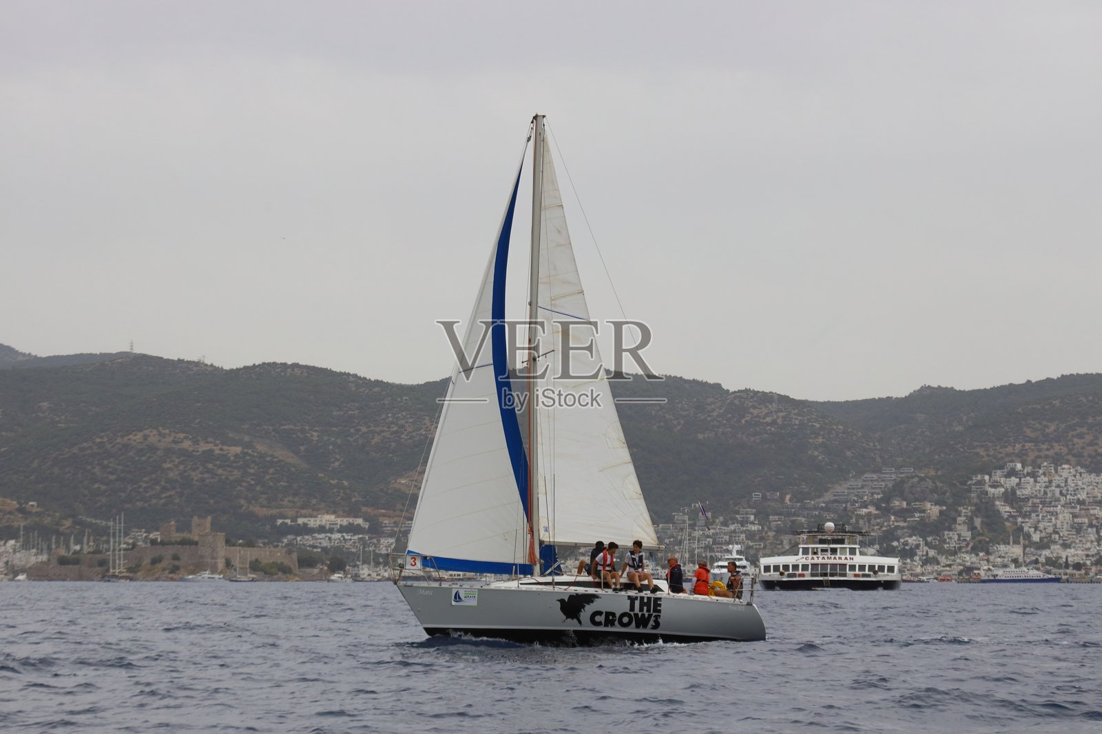 帆船在爱琴海的蓝色海水中迎风航行，地点位于著名的度假胜地博德鲁姆的海岸。照片摄影图片