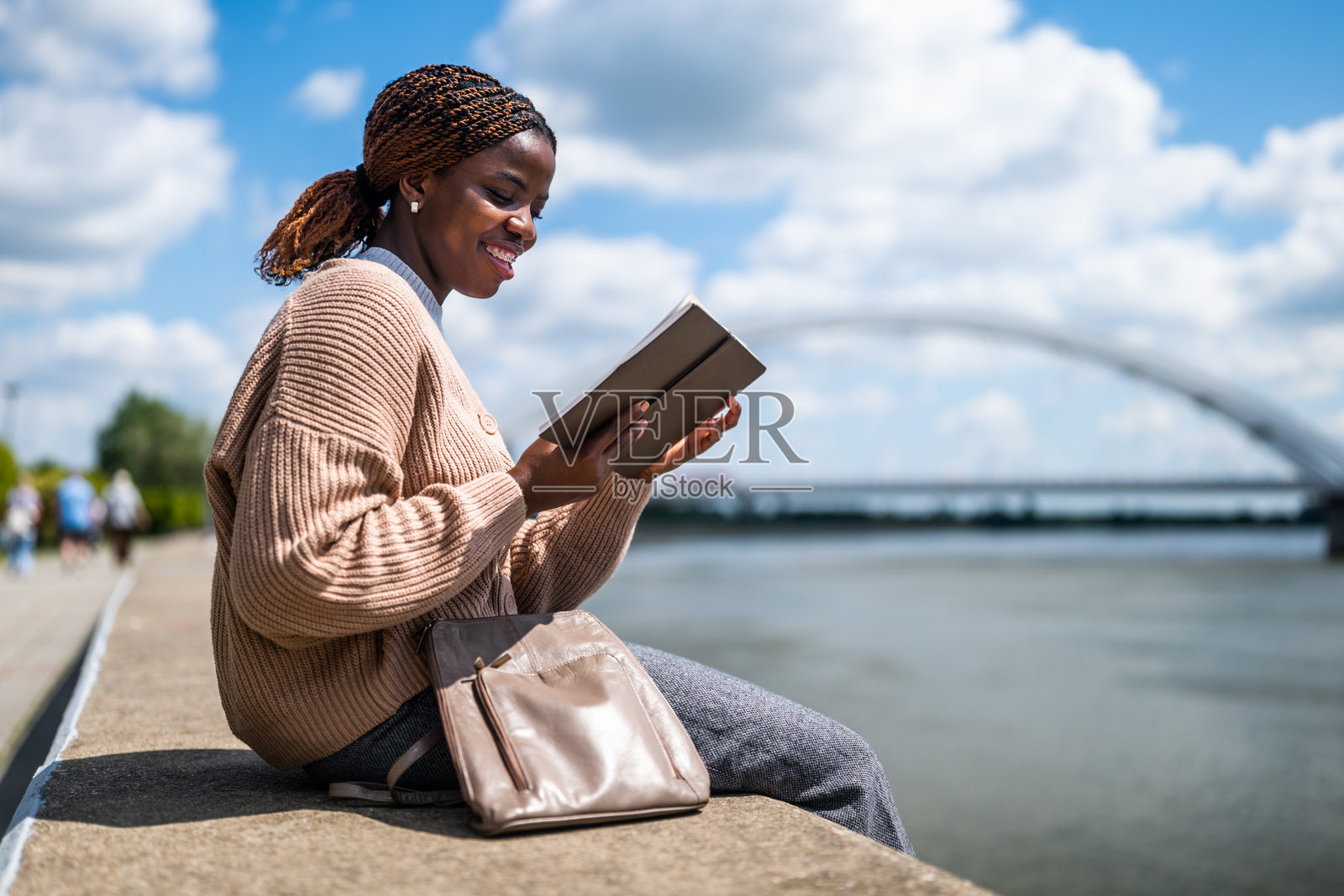 阅读一本书照片摄影图片