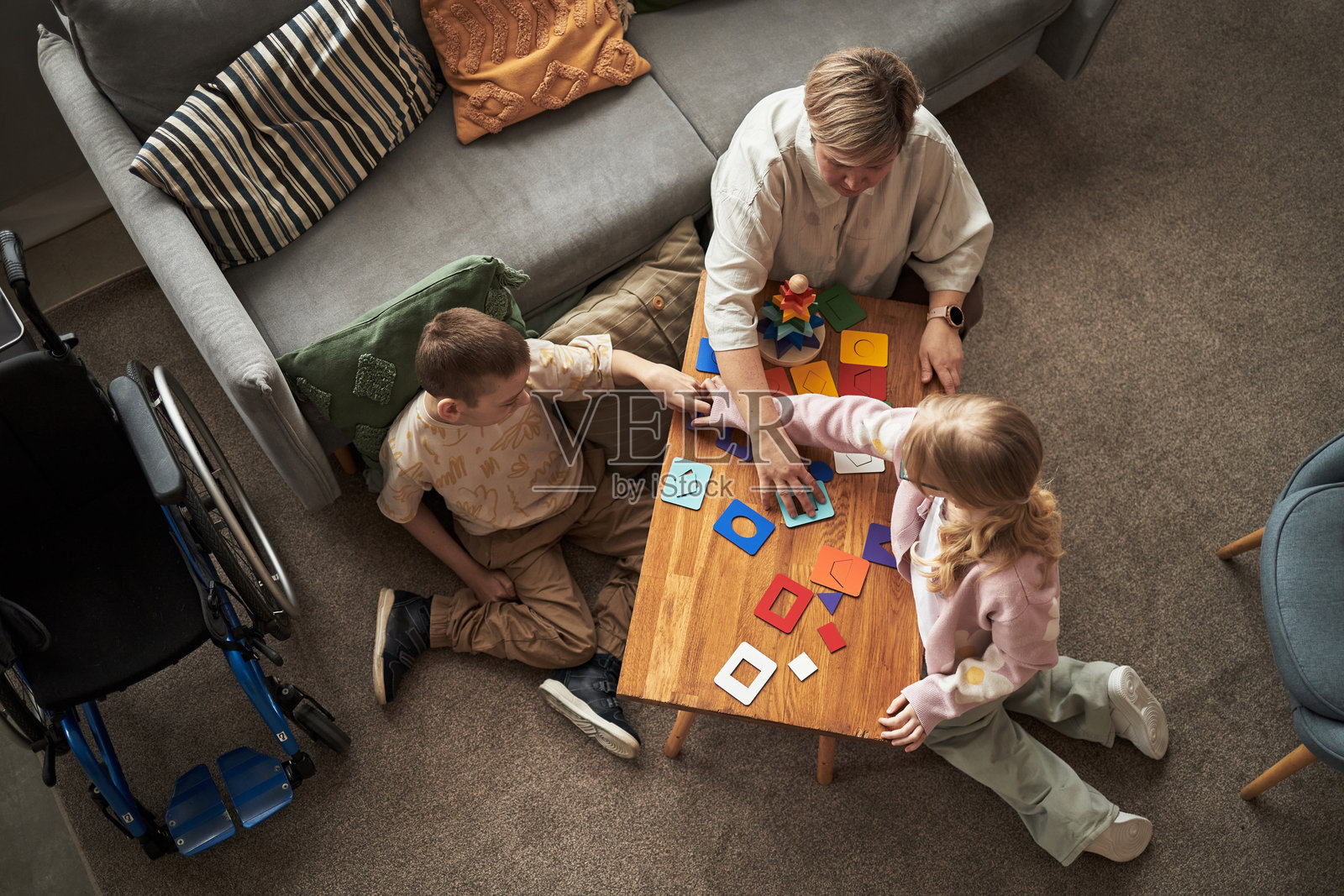 家庭一起参与教育手工活动照片摄影图片