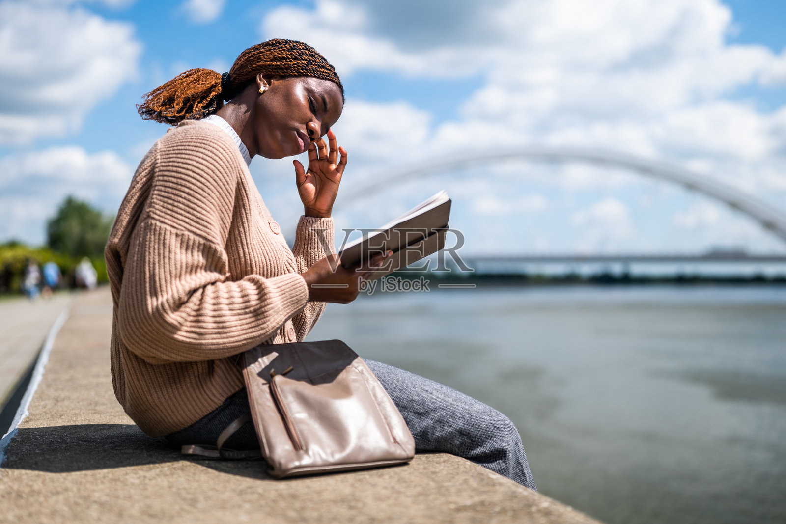 阅读一本书照片摄影图片