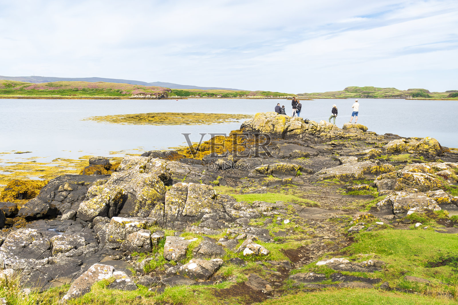 游客在苏格兰高地的斯凯岛探索岩石海岸照片摄影图片