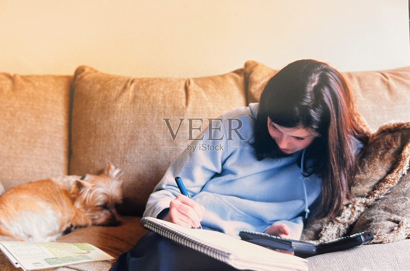 90年代的小女孩在做作业。照片摄影图片