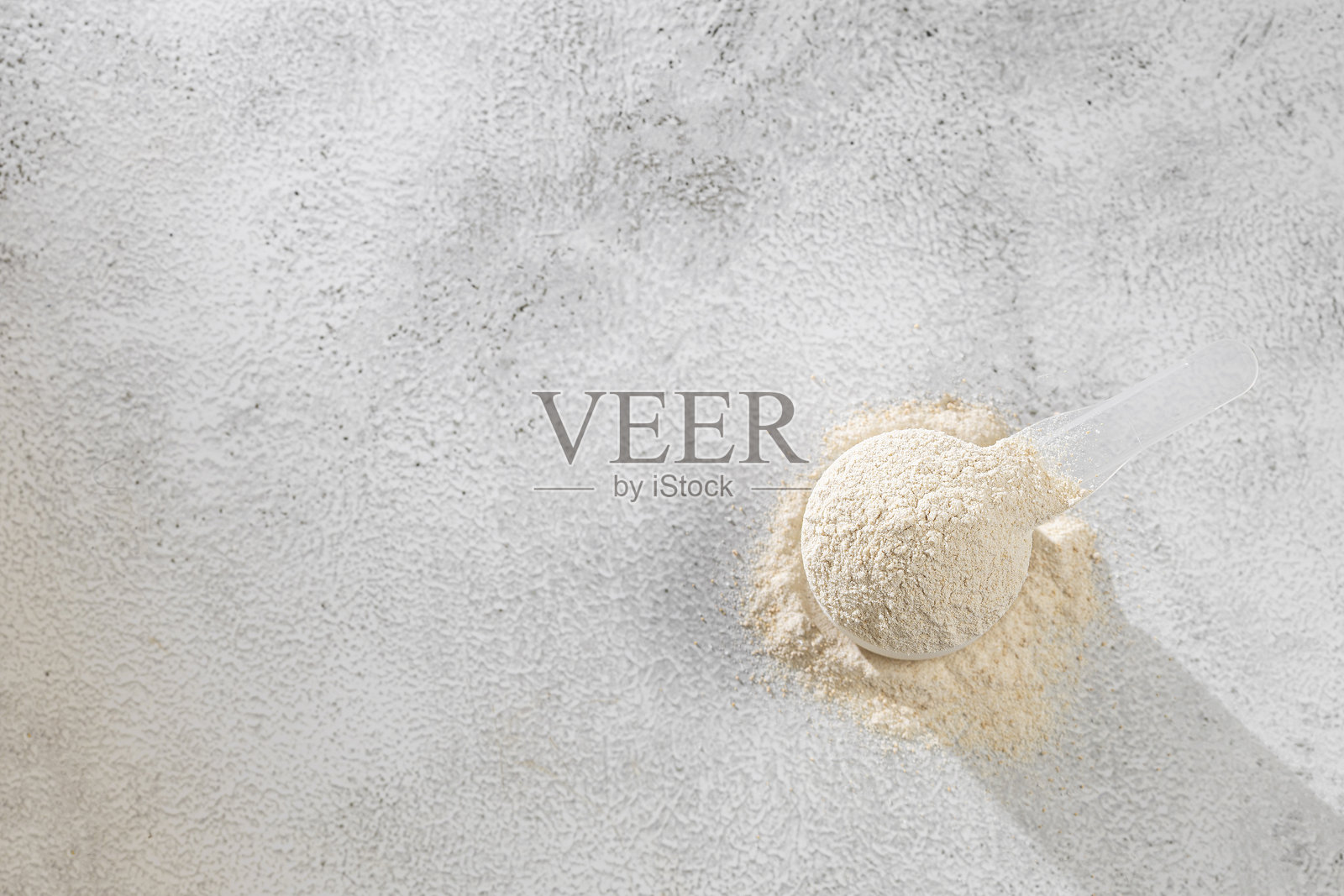 蛋白质奶昔。巧克力味蛋白粉，膳食补充剂。照片摄影图片