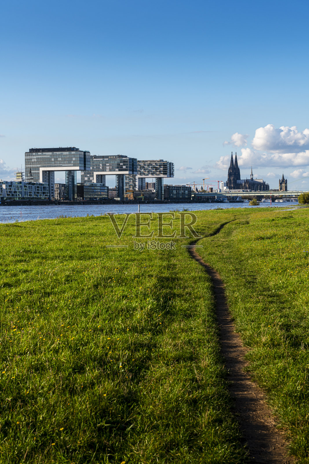 科隆德国莱茵河沿岸的未来派住宅建筑照片摄影图片