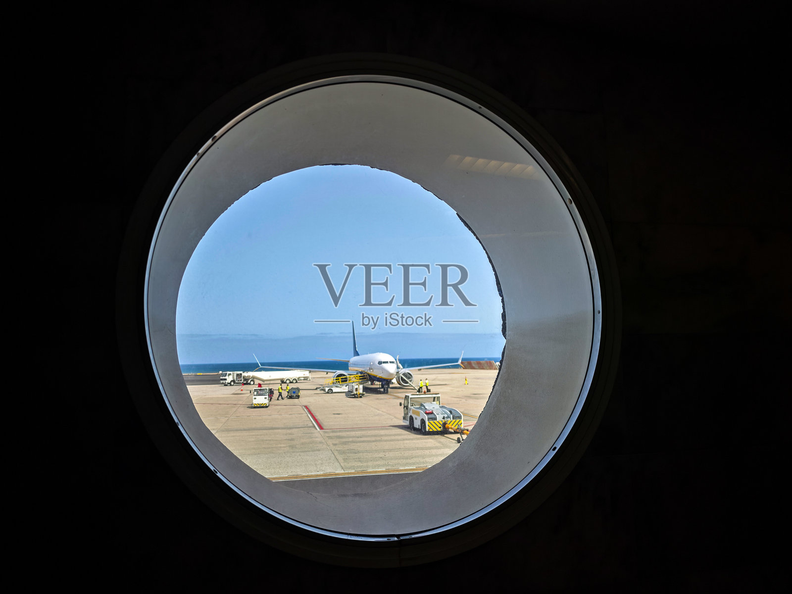 从兰萨罗特机场圆形窗户看到的飞机视角照片摄影图片