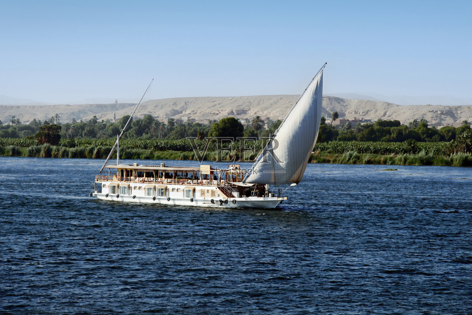 卢克索埃及尼罗河上的船照片摄影图片