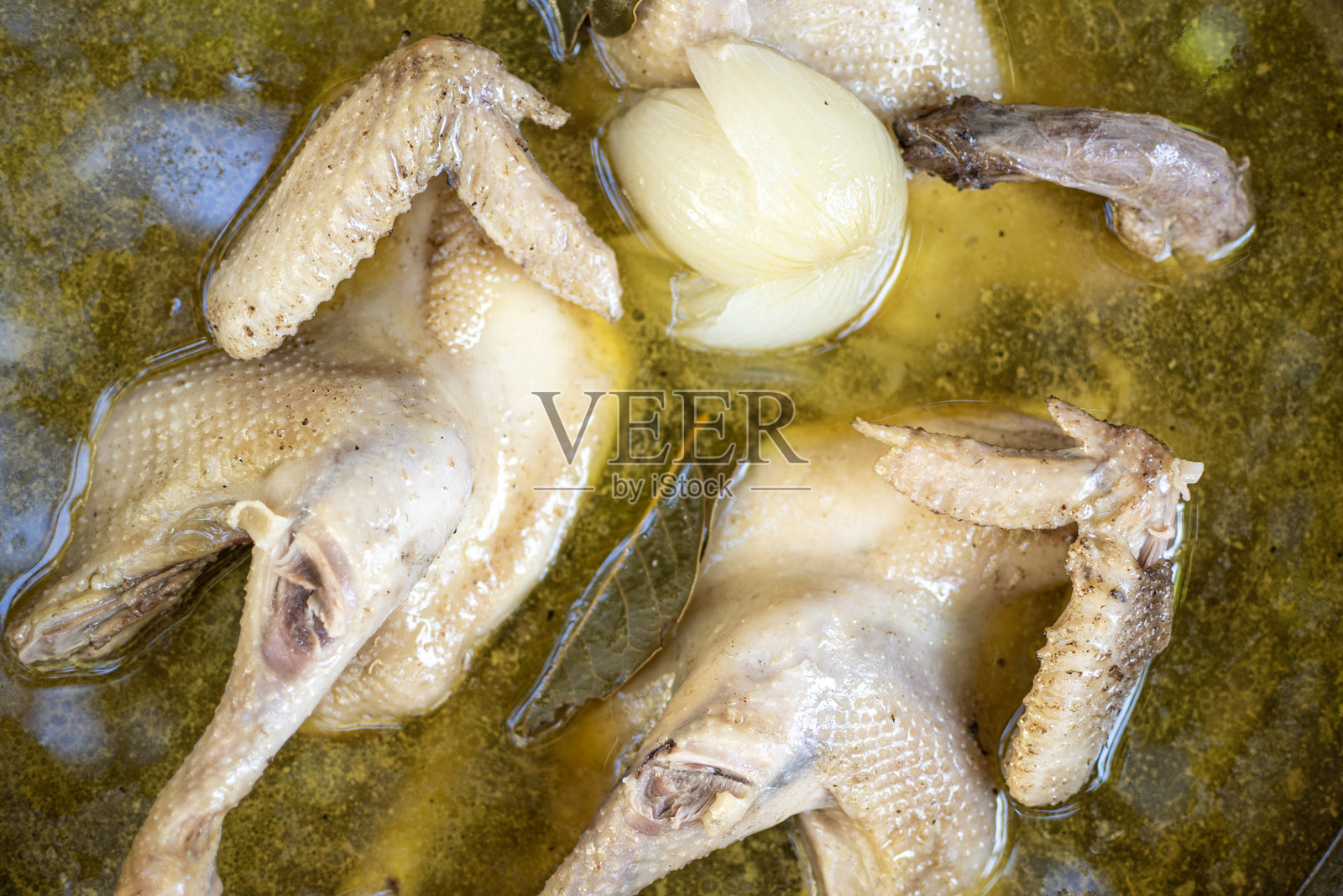 木炉上的鸡肉炖菜照片摄影图片