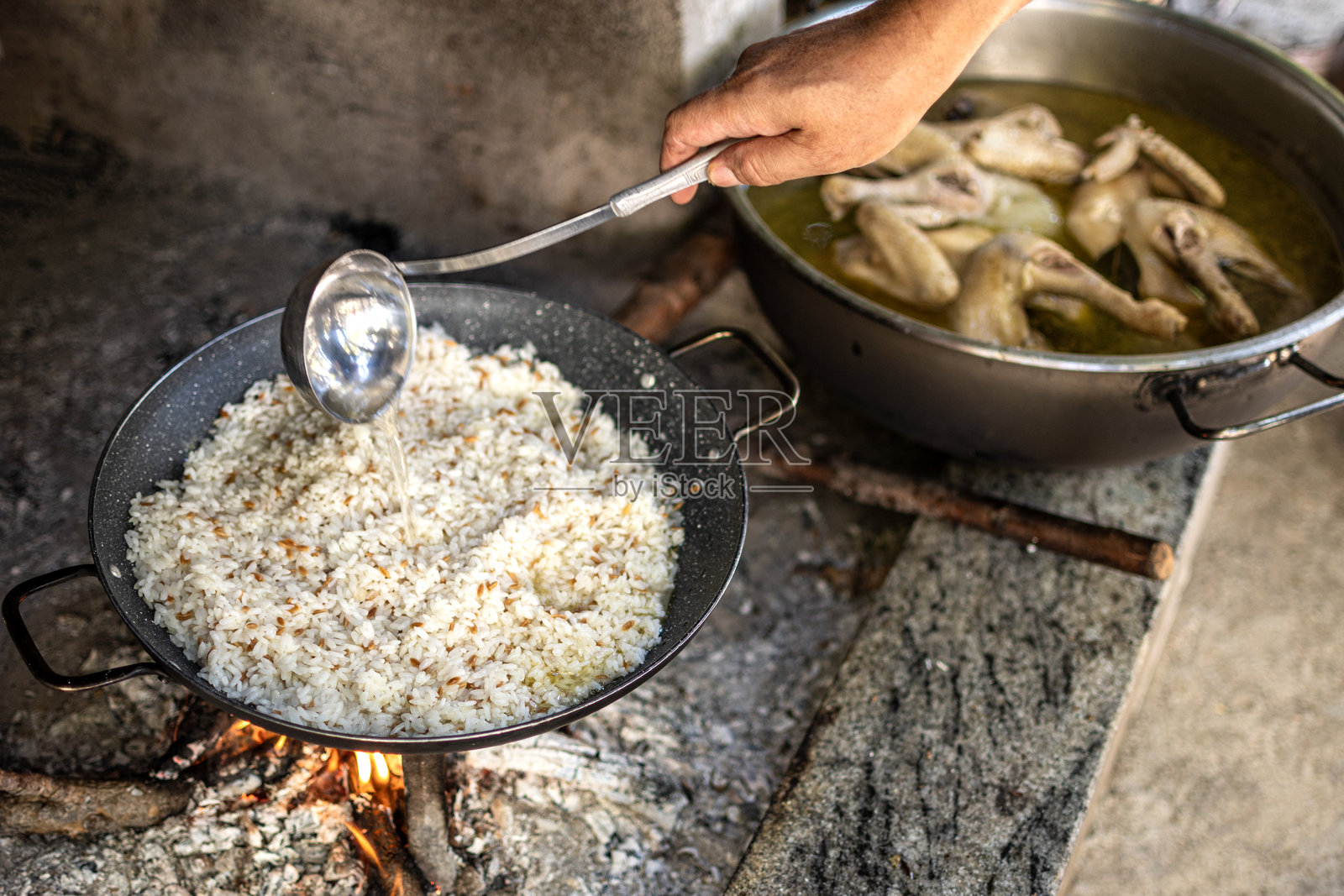 木炉上的鸡肉炖菜和米饭照片摄影图片