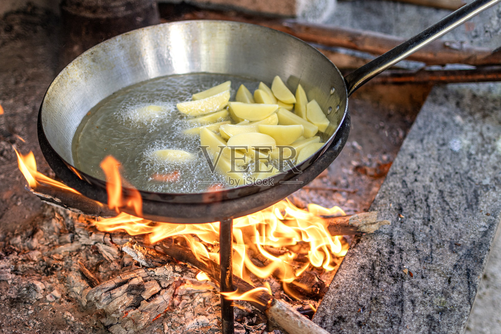 户外平底锅炸土豆照片摄影图片