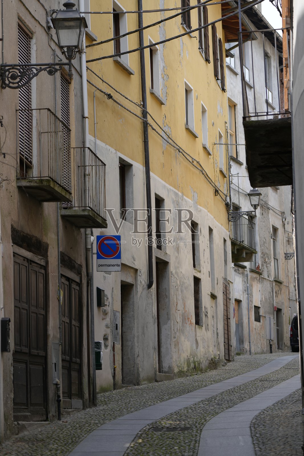 瓦拉洛市空旷的街道照片摄影图片