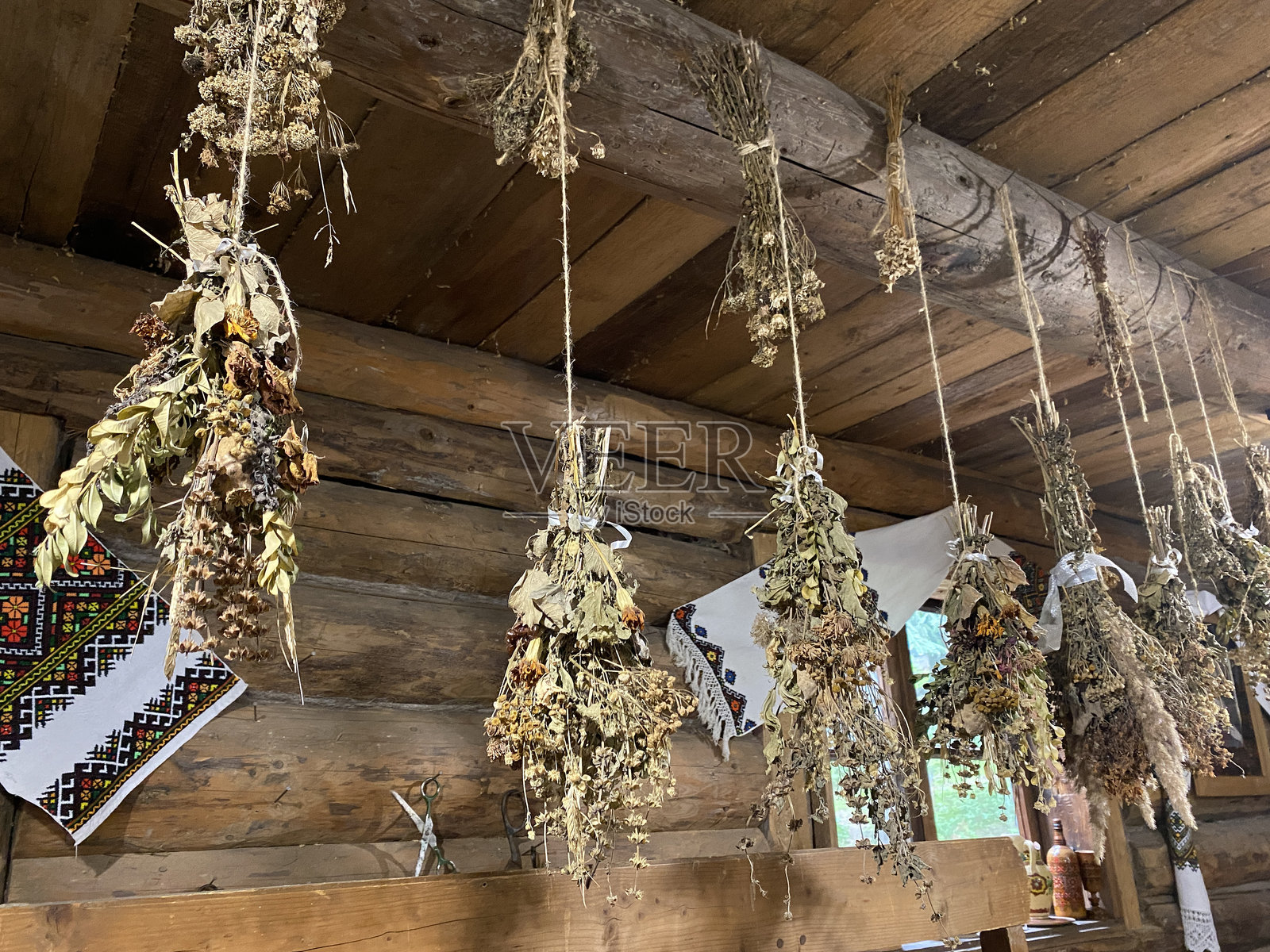 老房子里的装饰：花瓶、干花、画作和各种古董以供保存照片摄影图片