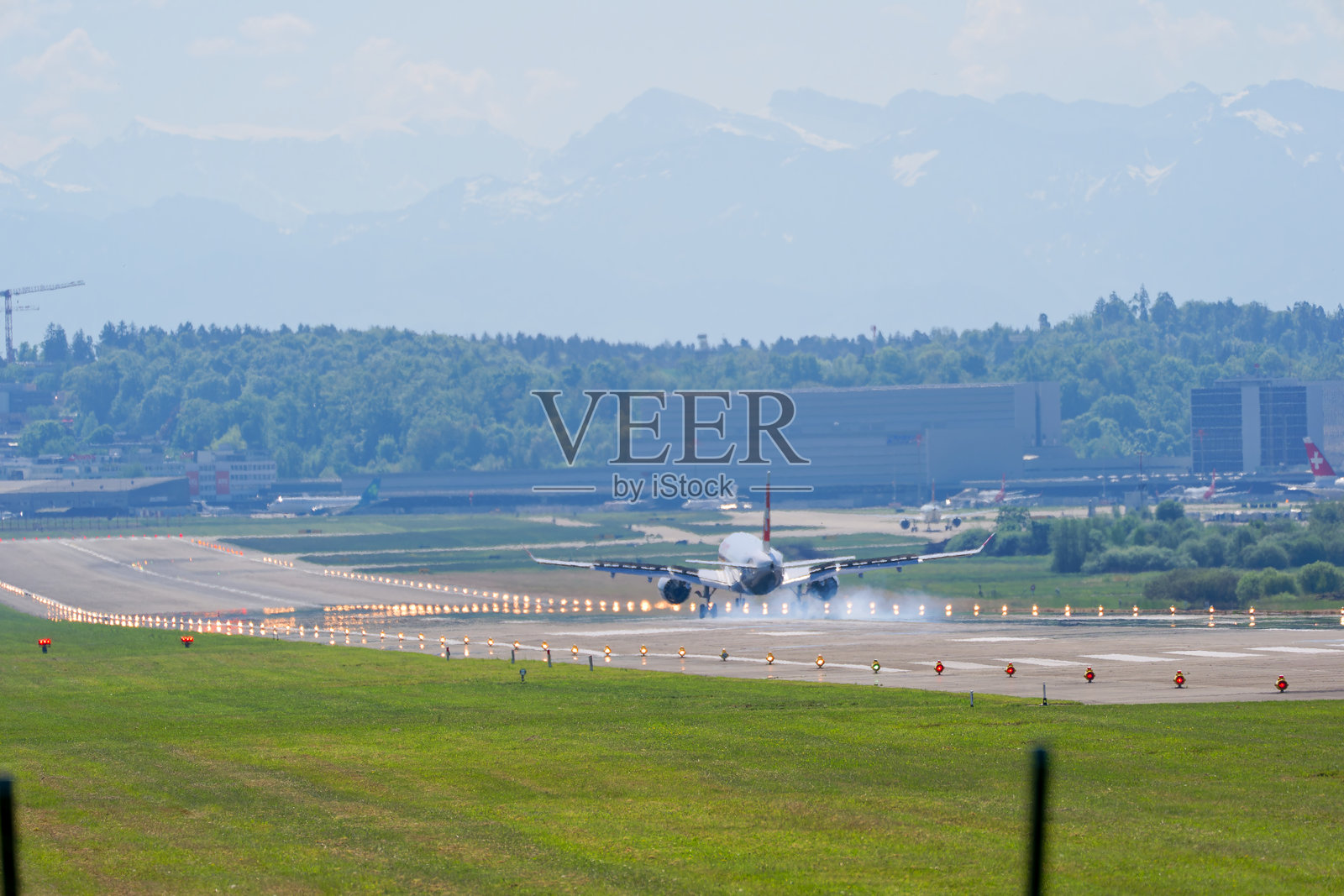瑞士航空的空客A220-100客机，注册号HB-JBB，在阳光明媚的春天降落在瑞士苏黎世克洛滕机场。照片摄影图片