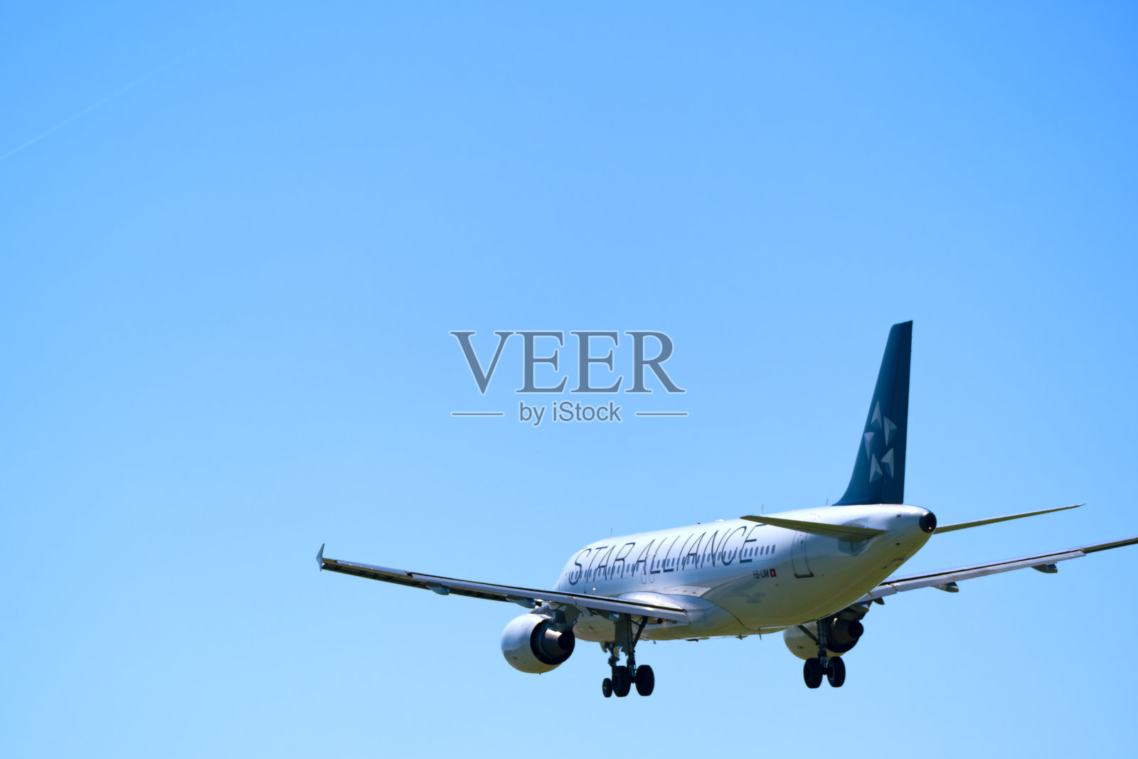 降落的瑞士航空空客A320-200，注册号HB-IJM，在阳光明媚的春天里降落在瑞士苏黎世克洛滕机场。照片摄影图片