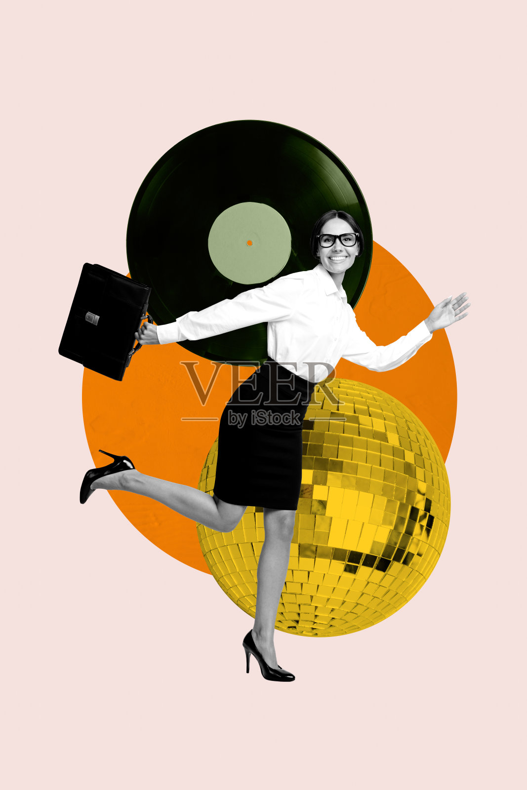 年轻女商人在周末休闲娱乐时微笑奔跑的3D拼贴艺术海报，包含迪斯科球和黑胶唱片。照片摄影图片