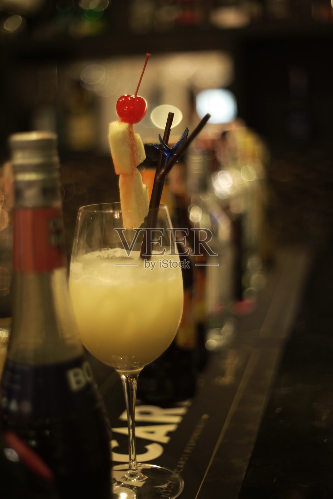 菠萝与金汤力鸡尾酒照片摄影图片