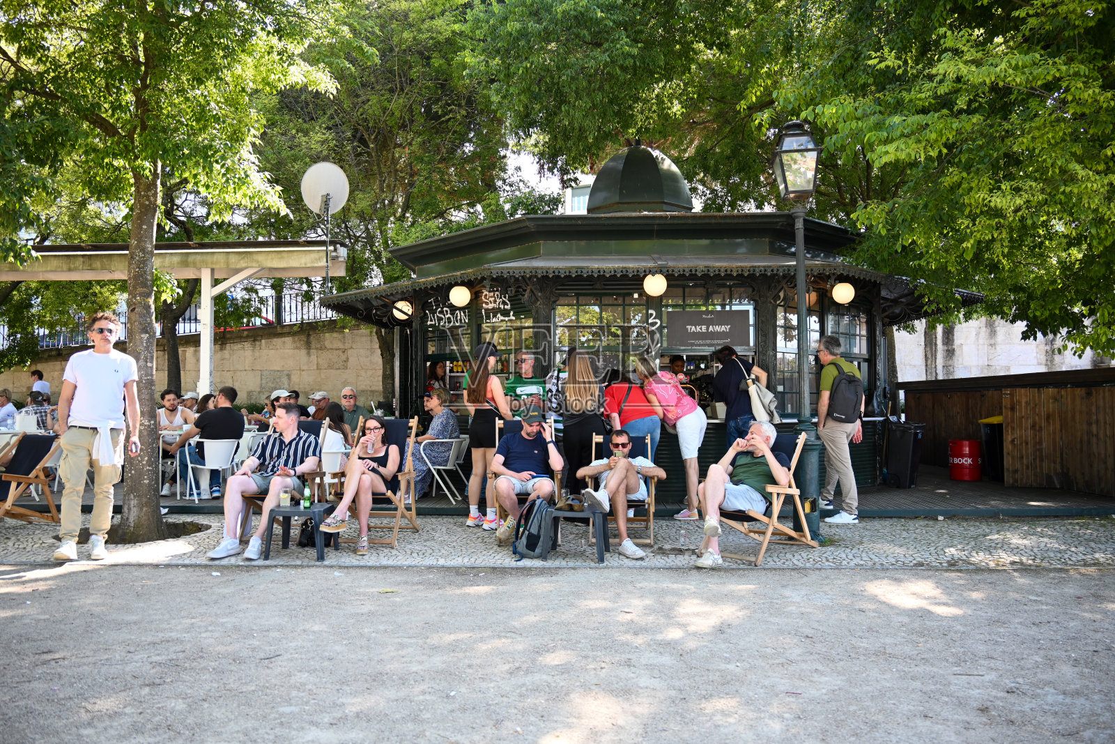 里斯本阿尔坎塔拉圣佩德罗观景台的观景亭（Miradouro Kiosk）。照片摄影图片