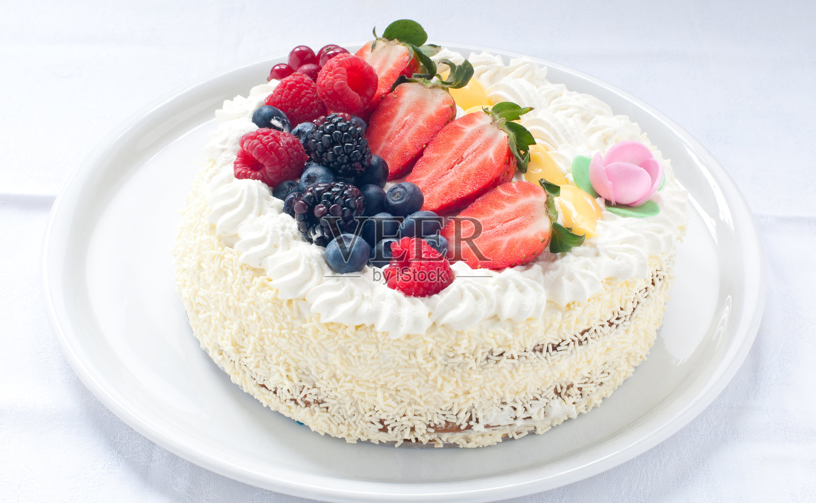 圣奥诺雷蛋糕，配有鲜奶油、面粉和鸡蛋照片摄影图片