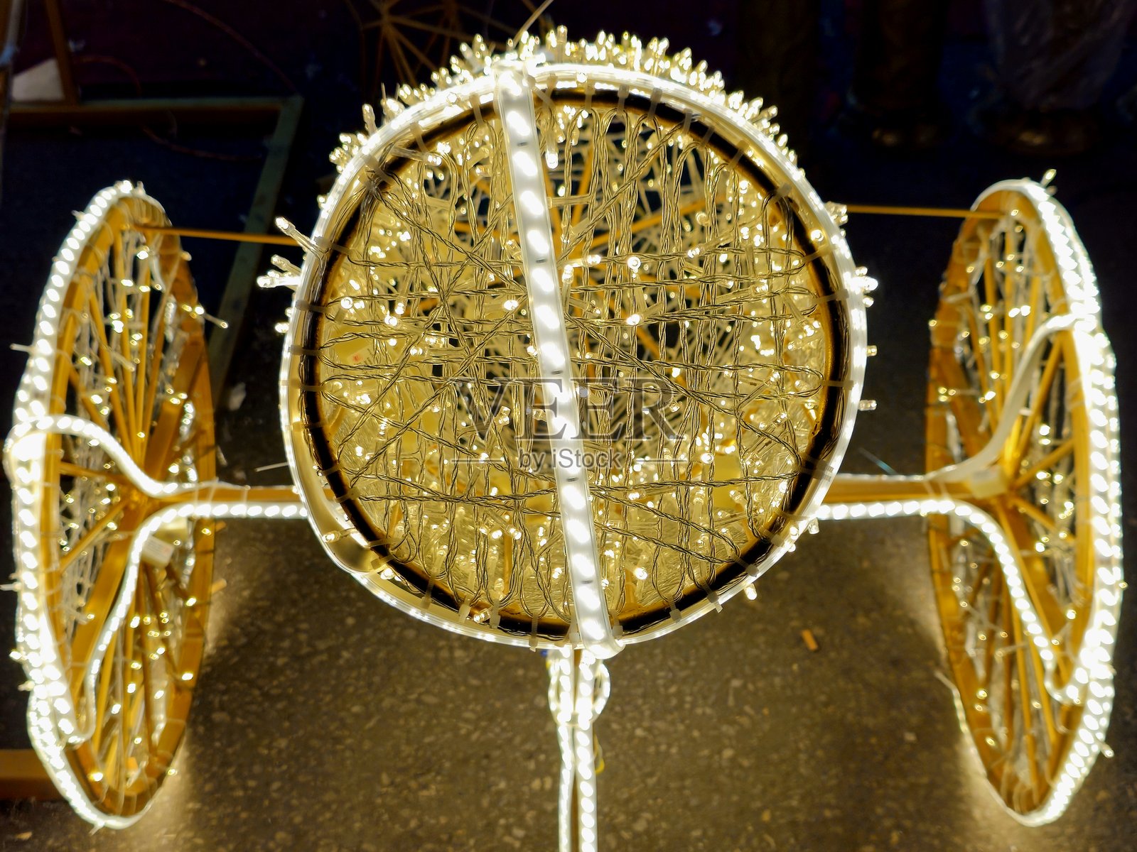 在埃及街头的夜晚，作为伊斯兰教斋月节日装饰的炮筒形状的开斋早餐。照片摄影图片