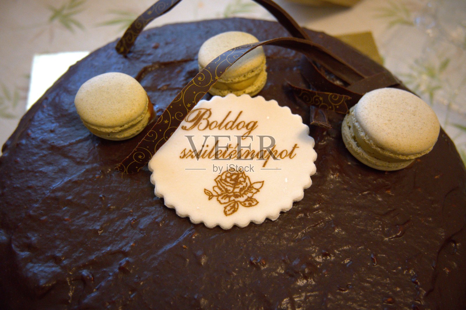 巧克力蛋糕特写上的“生日快乐”字幕或文字。照片摄影图片