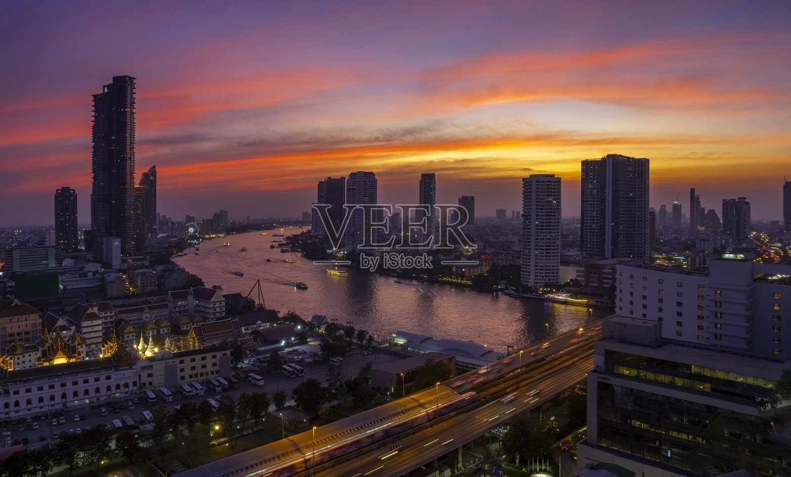 曼谷市的摩天大楼和夜晚的河流照片摄影图片