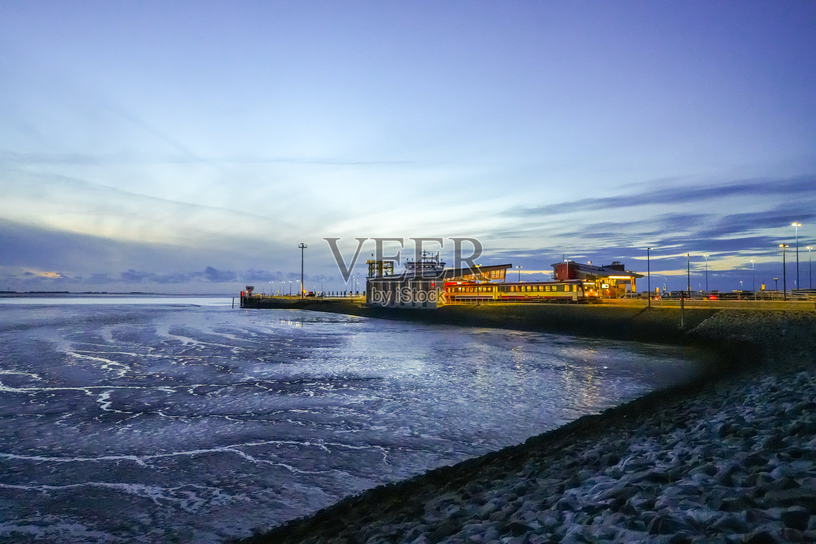 达格比尔港附近的风景。北海海岸的傍晚自然景色。照片摄影图片
