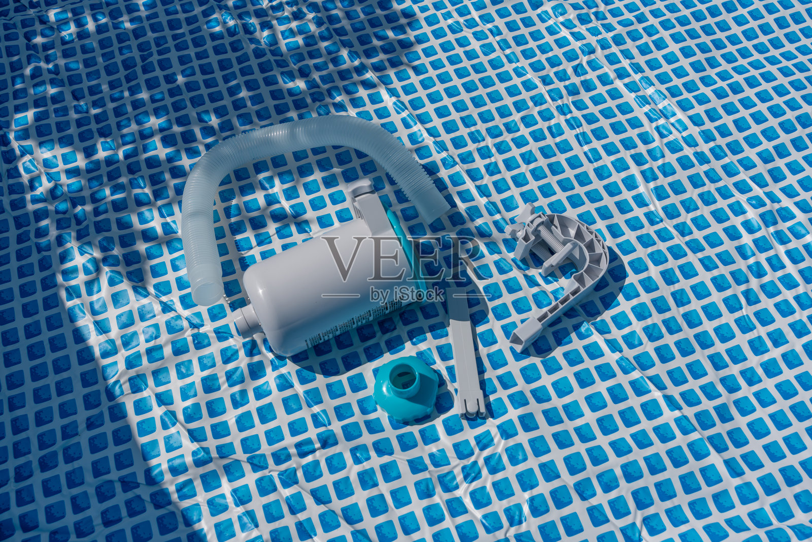 空泳池底部的泳池过滤器和配件。照片摄影图片