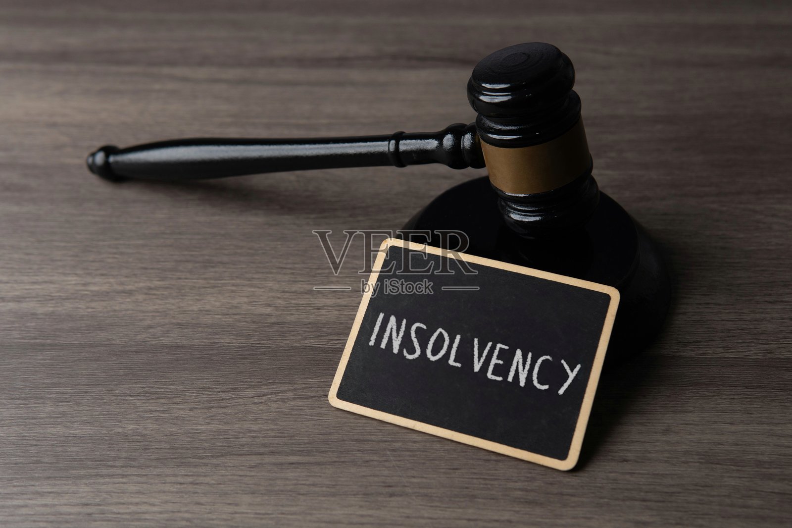 法官的法槌和写有“破产”字样的黑板。照片摄影图片