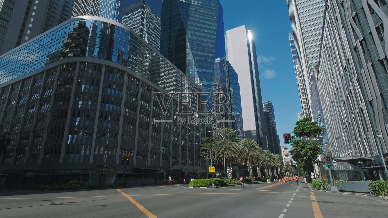 摩天大楼在城市天际线上高耸入云照片摄影图片