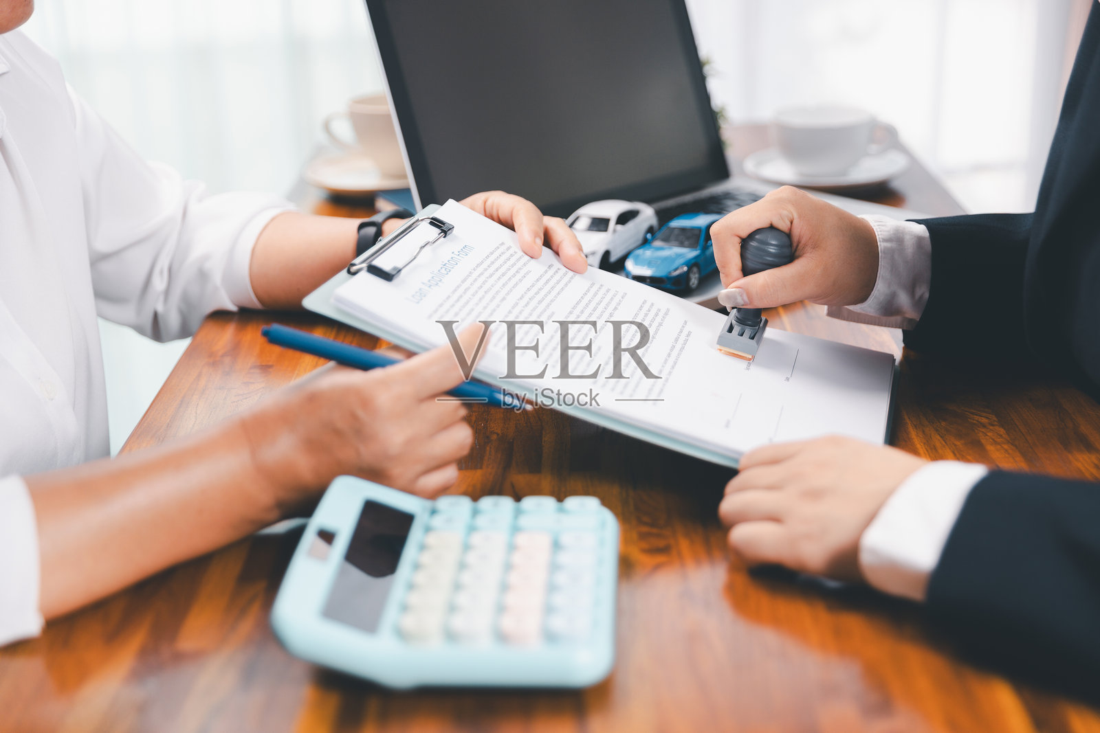 商人批准印章在商业合同上的印刷。汽车贷款资金已获批准。经销商或经理将汽车交给客户，签署汽车购买文件，包括保险，购车合同合法。照片摄影图片