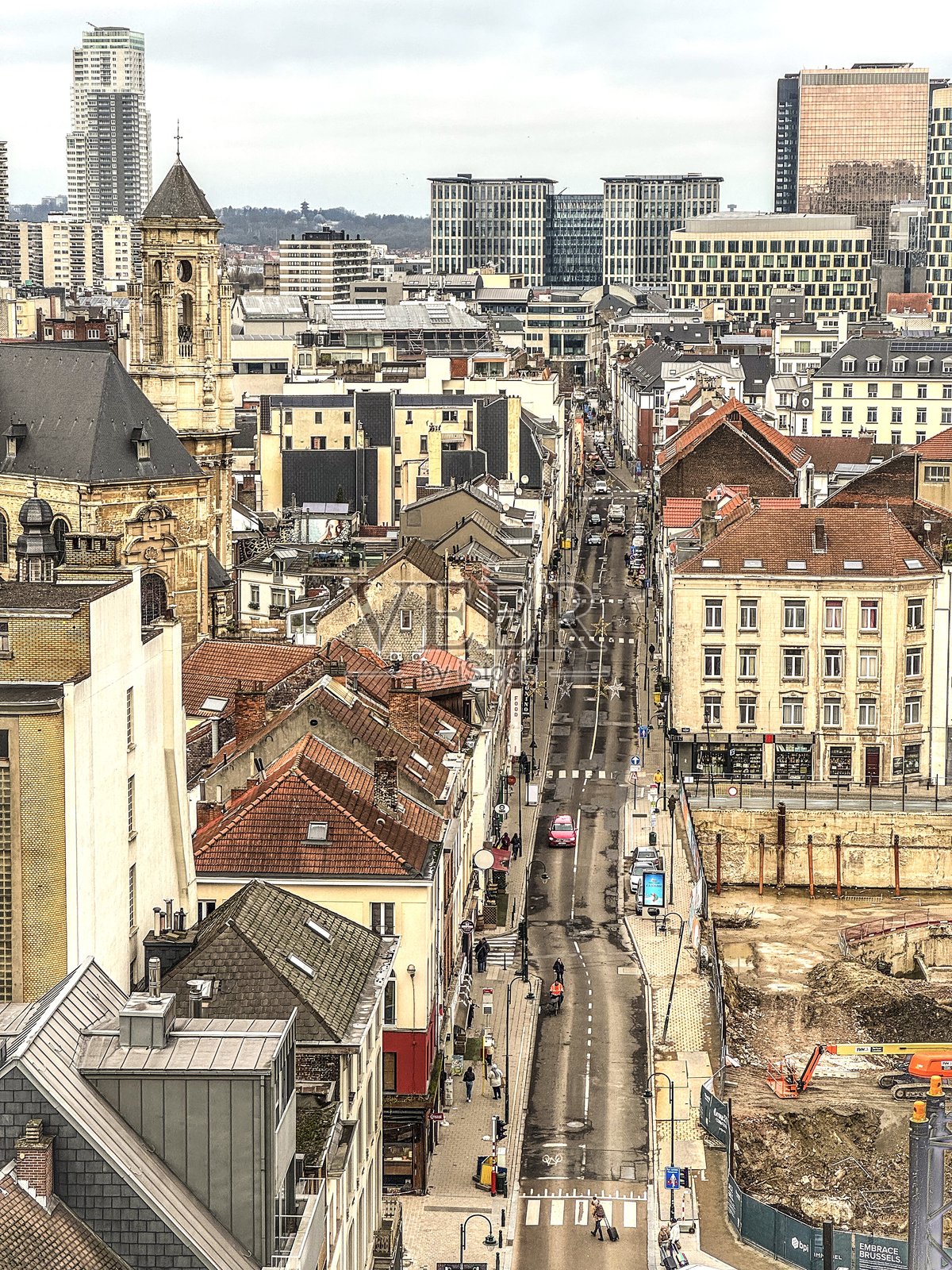 比利时列日市的铁街高空视角，正在进行施工。照片摄影图片