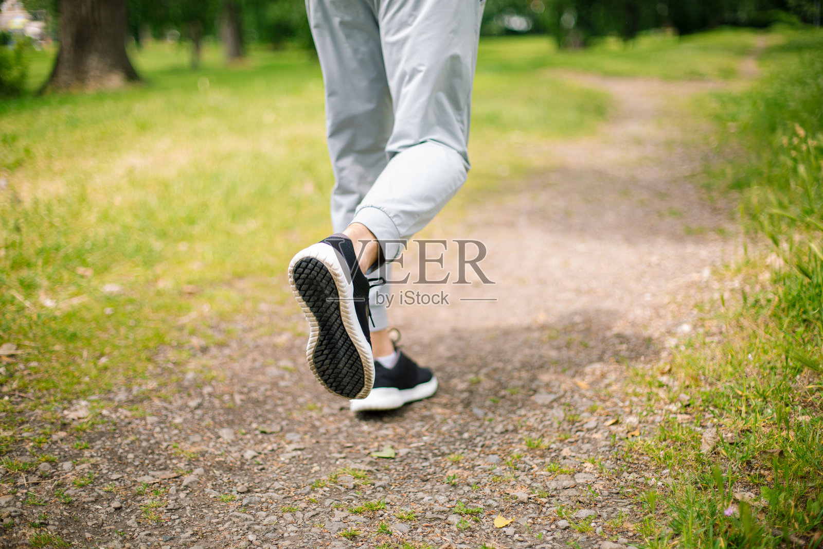 年轻男子在公园里奔跑的特写镜头照片摄影图片