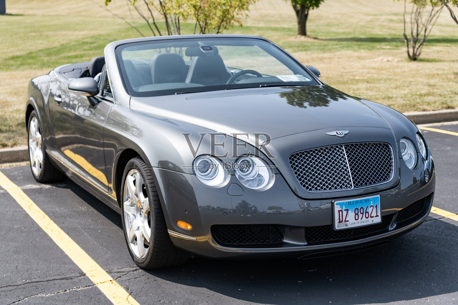 2007年宾利大陆GTC敞篷车，侧面视角。奢华的灰色汽车。宾利大陆GTC汽车。金属灰色宾利大陆GTC在芝加哥。照片摄影图片
