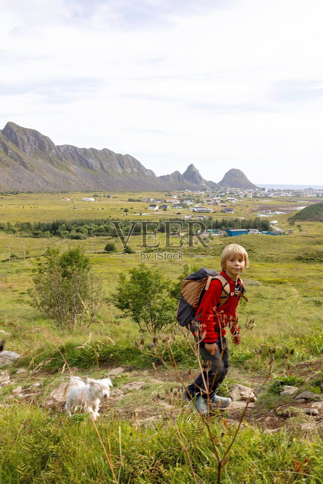 带着孩子和狗的家庭在瓦尔岛徒步旅行，最著名的徒步路线海恩，孩子们在阳光明媚的日子里享受徒步旅行。照片摄影图片