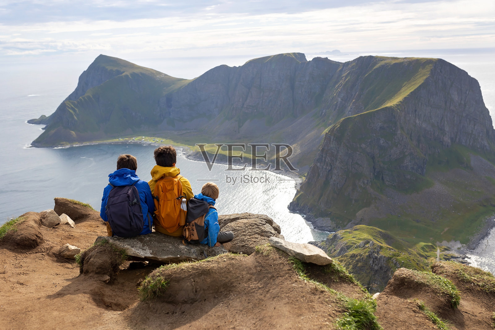 带着孩子和狗的家庭在瓦尔岛徒步旅行，最著名的徒步路线海恩，孩子们在阳光明媚的日子里享受徒步旅行。照片摄影图片