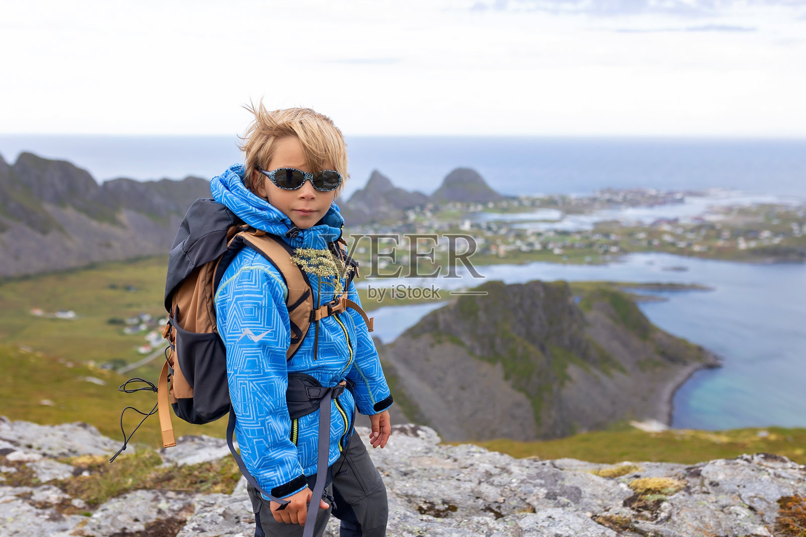 带着孩子和狗的家庭在瓦尔岛徒步旅行，最著名的徒步路线海恩，孩子们在阳光明媚的日子里享受徒步旅行。照片摄影图片