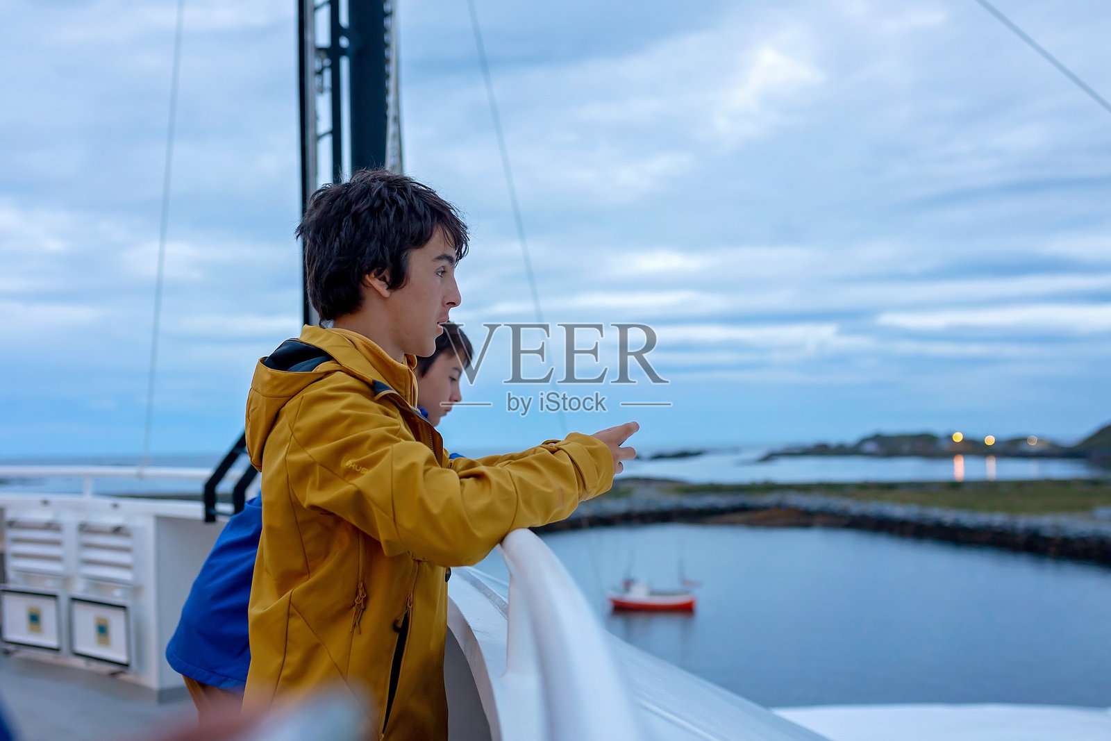 带着孩子和狗的家庭，乘坐渡轮从莫斯肯索亚前往瓦罗亚，狗在背包里。照片摄影图片