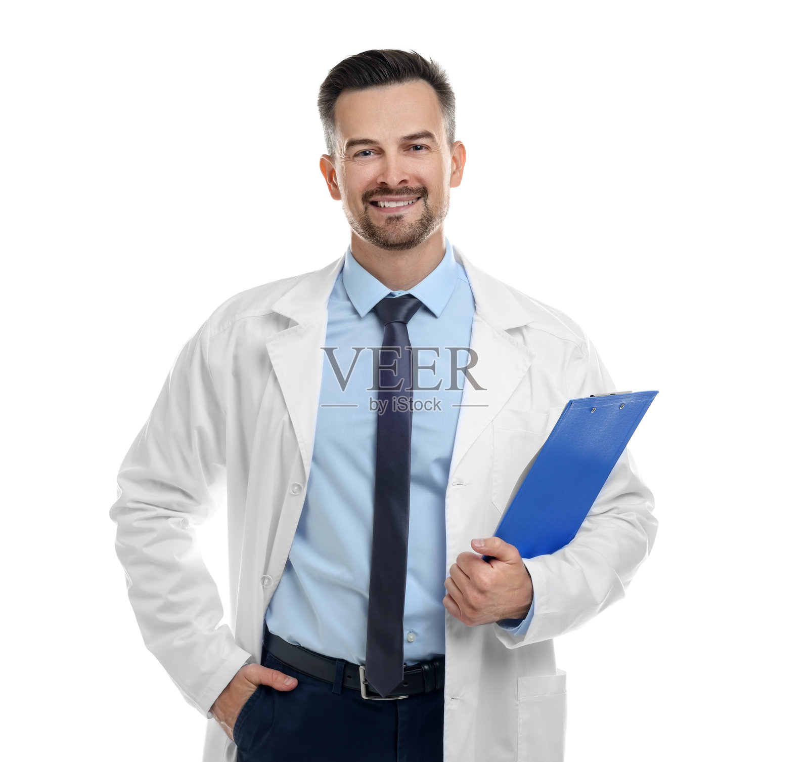 微笑的医生手持夹板，背景为白色照片摄影图片