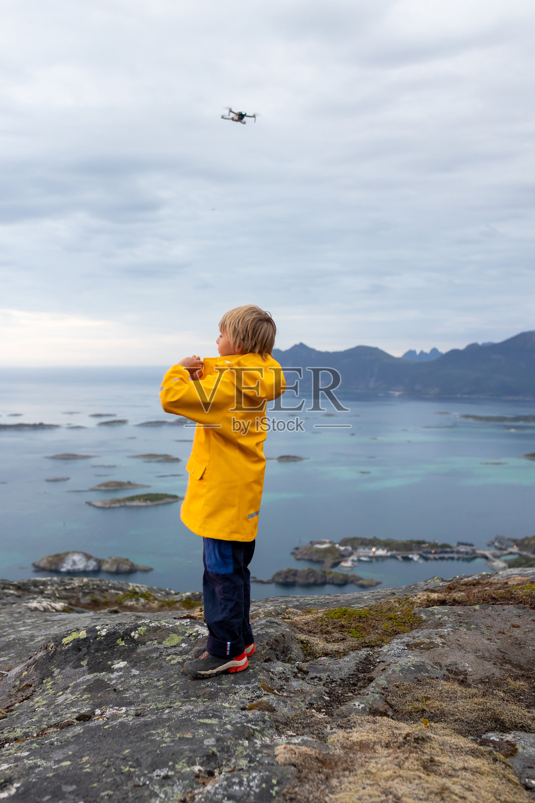 一家带着孩子和宠物在挪威森雅岛的Sukkertoppen小径上徒步旅行照片摄影图片