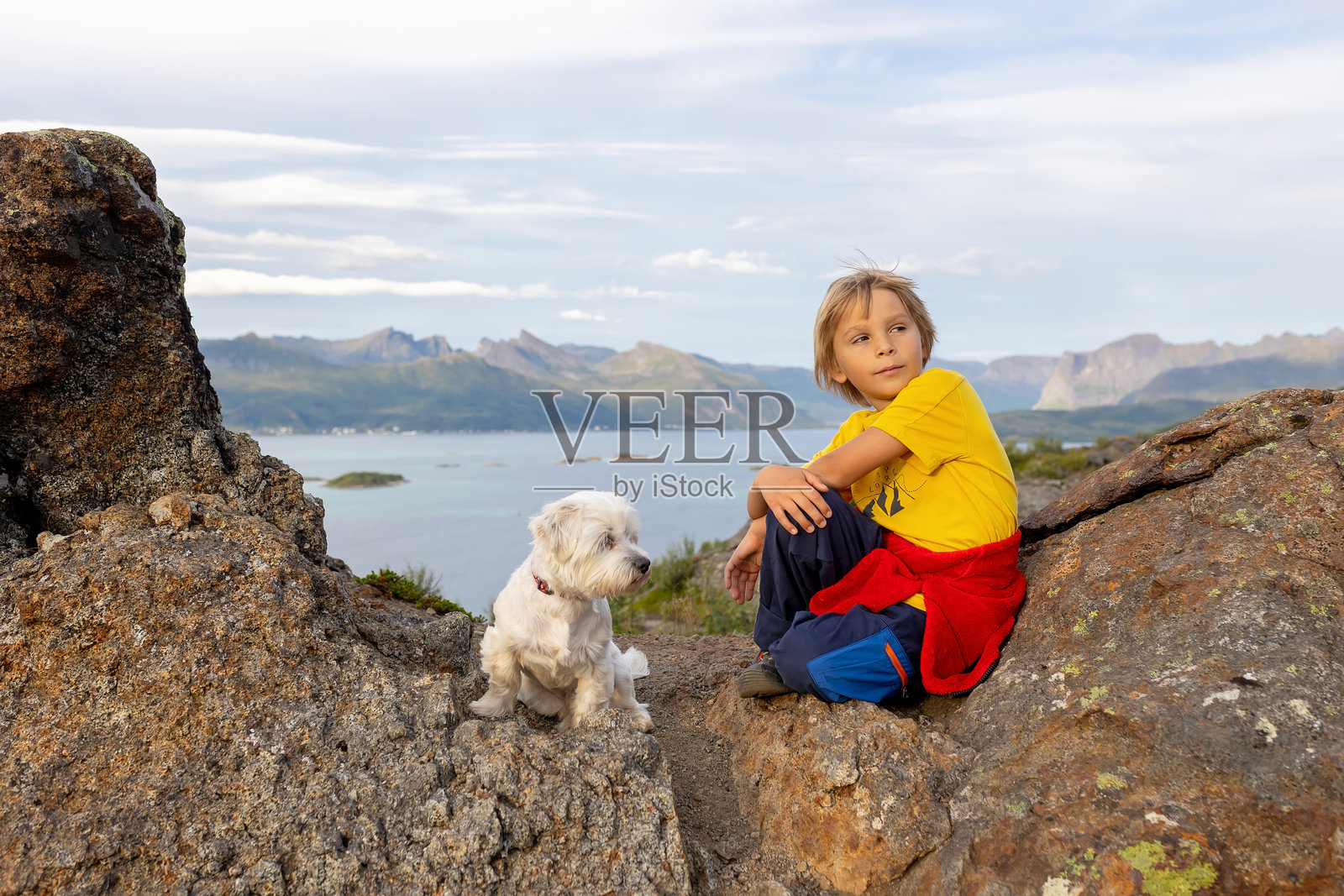 一家带着孩子和宠物在挪威森雅岛的Sukkertoppen小径上徒步旅行照片摄影图片