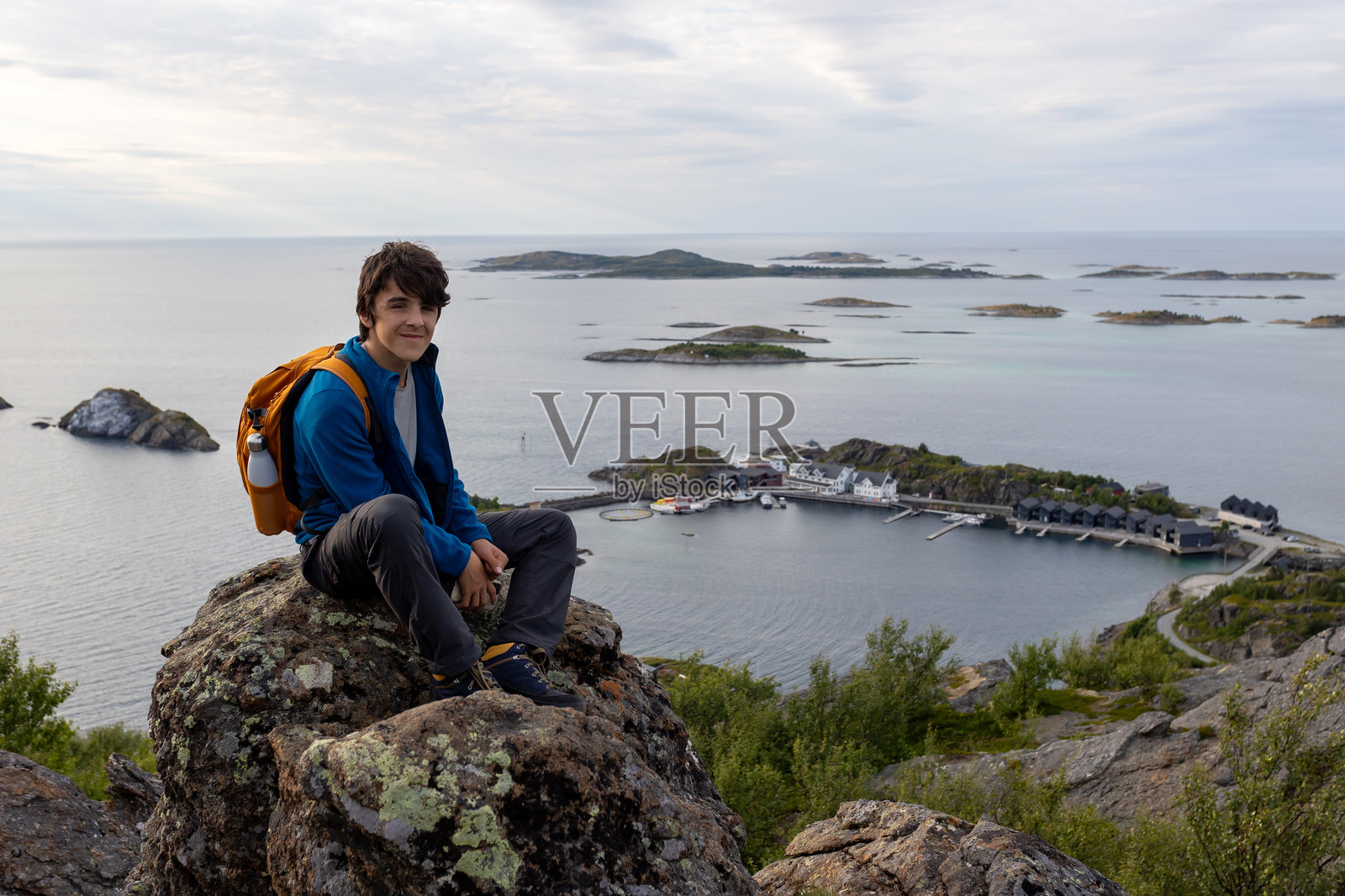 一家带着孩子和宠物在挪威森雅岛的Sukkertoppen小径上远足照片摄影图片