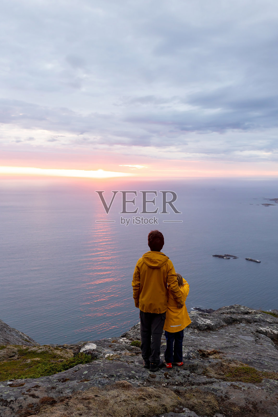 一家带着孩子和宠物在挪威森雅岛的Sukkertoppen小径上徒步旅行照片摄影图片