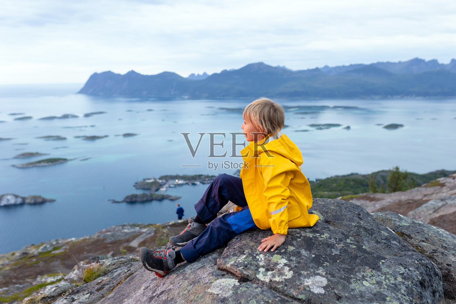 一家带着孩子和宠物在挪威森雅岛的Sukkertoppen小径上徒步旅行照片摄影图片