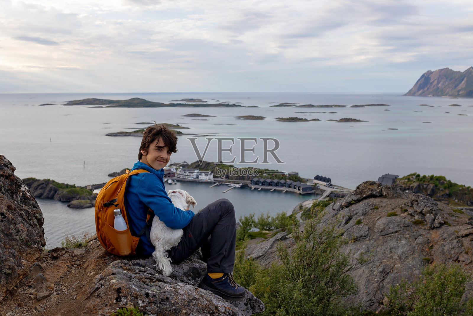 一家带着孩子和宠物在挪威森雅岛的Sukkertoppen小径上徒步旅行照片摄影图片