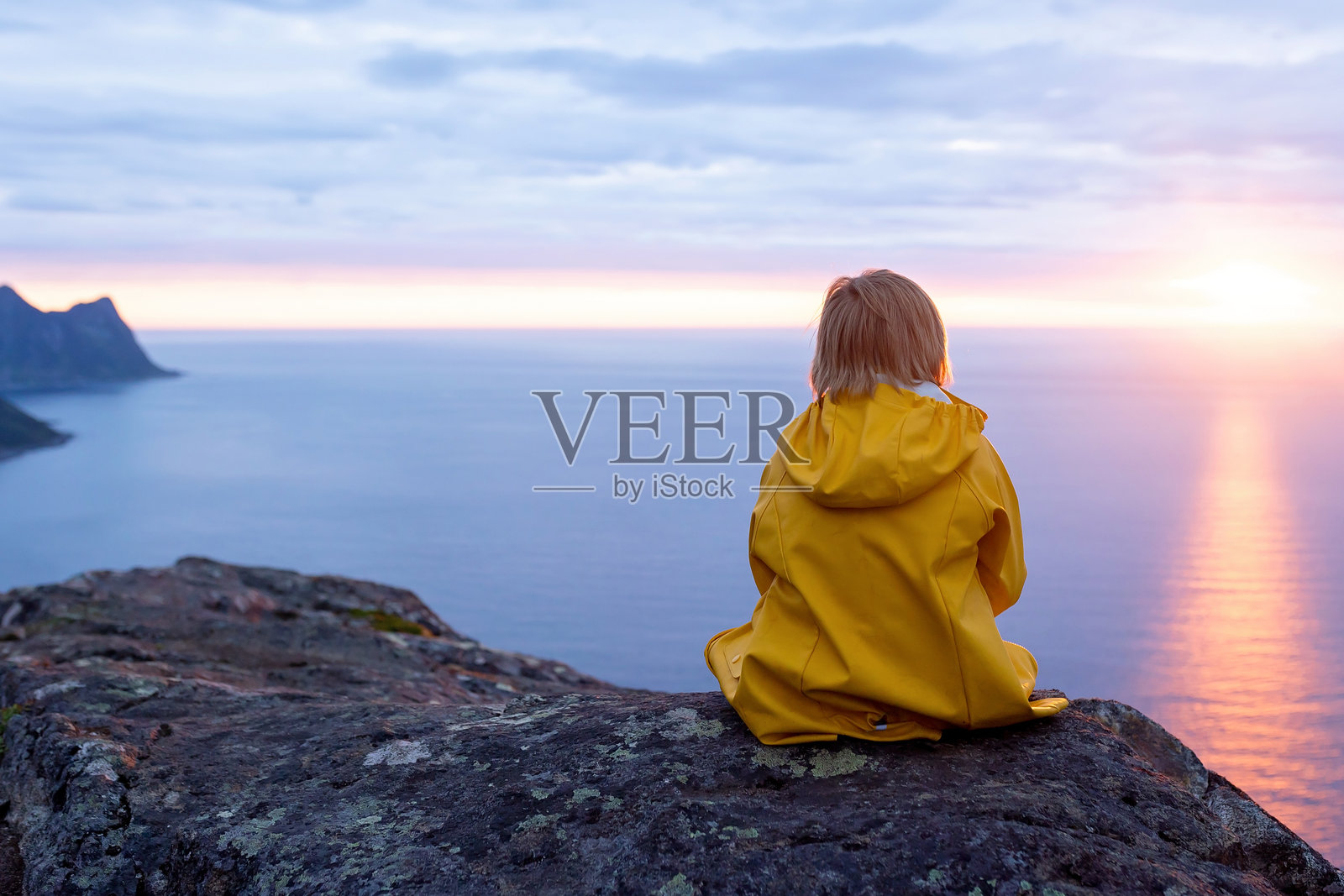 一家带着孩子和宠物在挪威森贾岛的苏克特托本小径上徒步旅行照片摄影图片