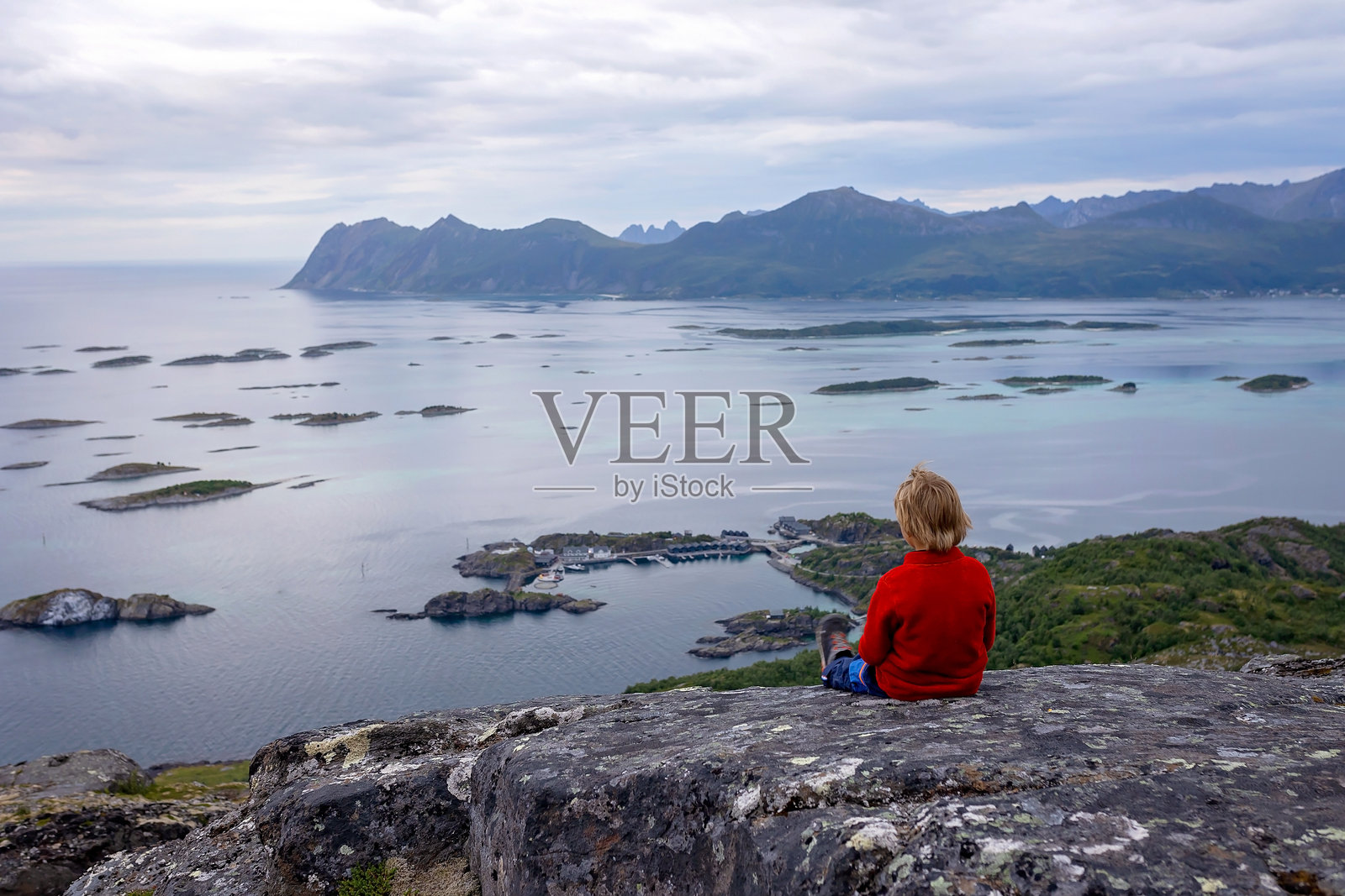 一家带着孩子和宠物在挪威森雅岛的Sukkertoppen小径上徒步旅行照片摄影图片