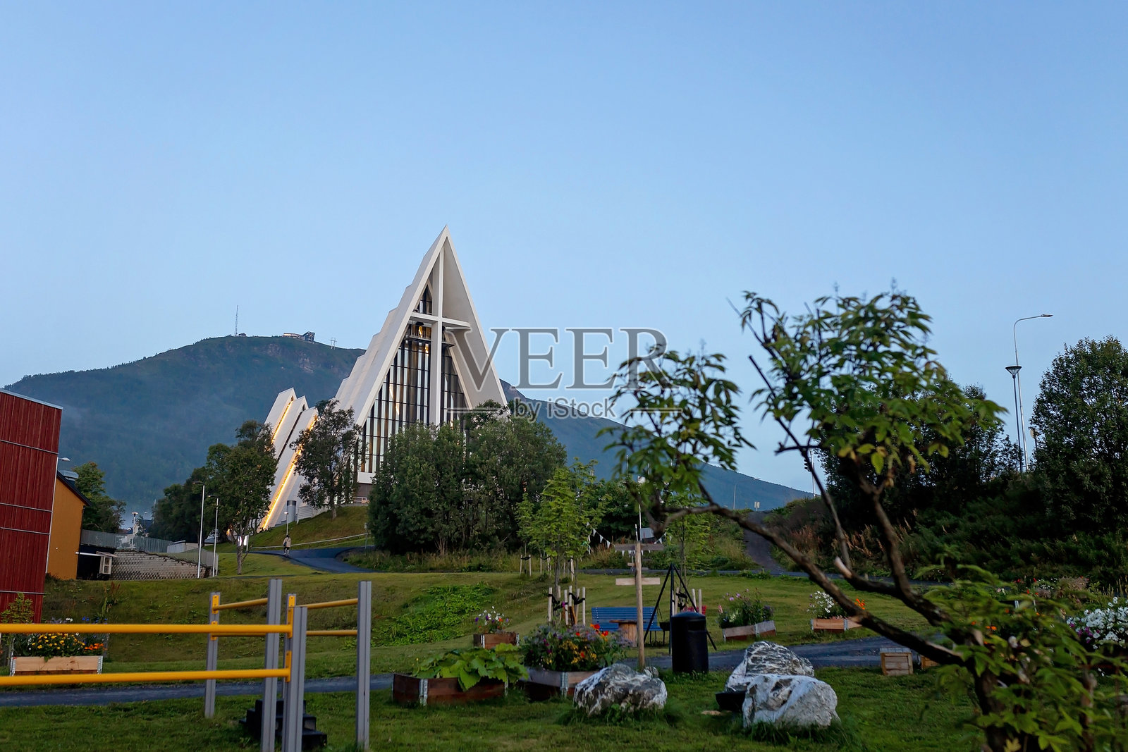 可爱的学龄前男孩，在阳光明媚的特罗姆瑟，参观挪威北部最大的城市。照片摄影图片