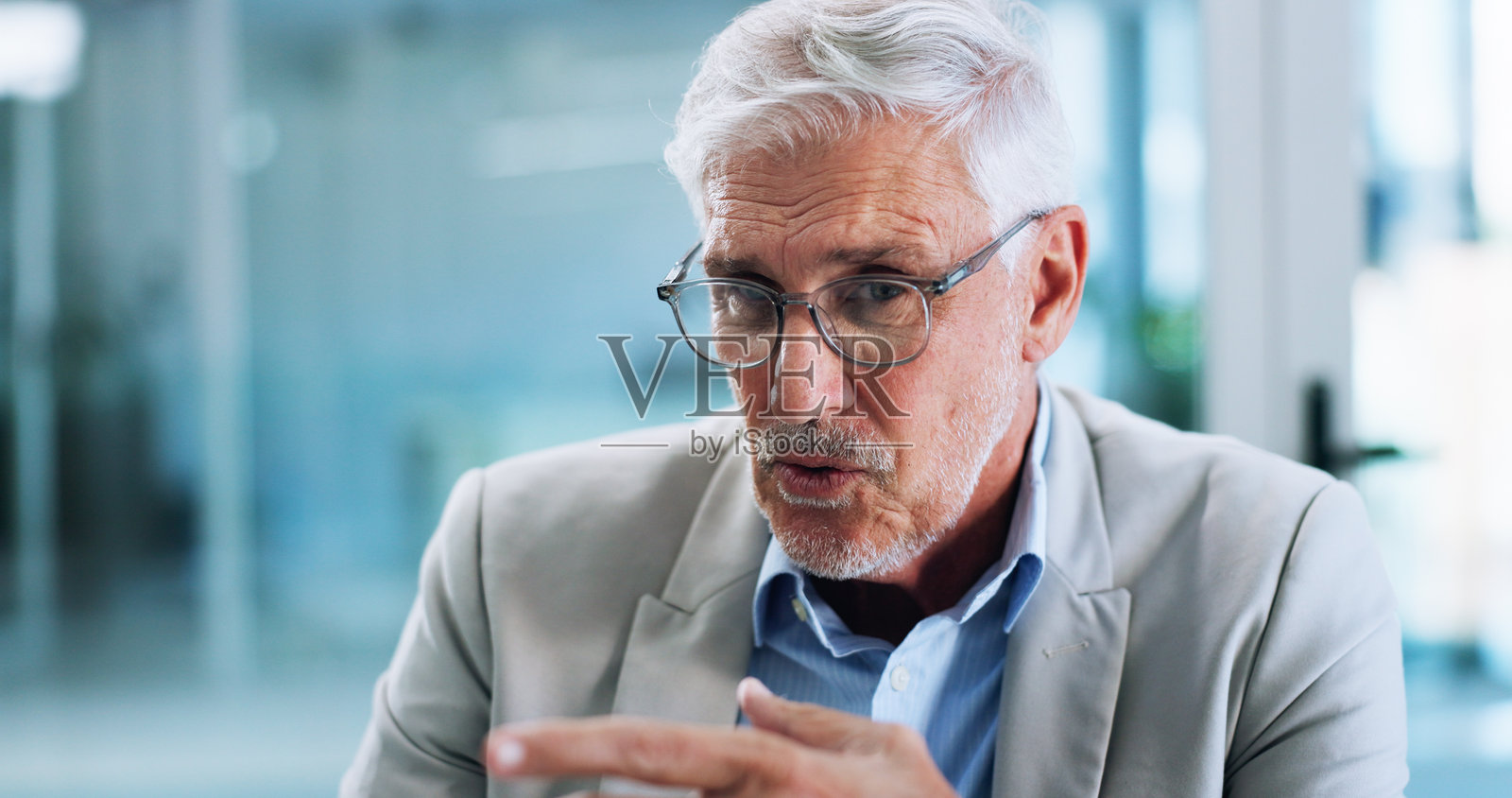 商务、视频通话和办公室中的男性，解释并进行在线会议，进行B2B交易的演示。成熟的员工或专业人士在工作场所，进行谈话和虚拟研讨会，讨论交易系统。照片摄影图片